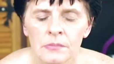 Местный молодой ханыга дрючит пожилую бабульку с волосатой пиздой большим хуем