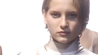 В присутствии подруг ебет плоскую брюнетку во все дырки