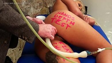 Жопастой тёлке ставят огромную клизму, и закачивают в очко воду