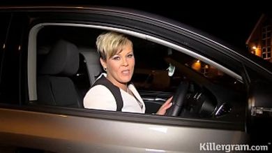 Зрелая соска развлекается с группой молодых ребят