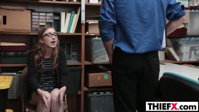 Полисмен заставил студентку раздеться до нижнего белья и расстегнул ей лифчик