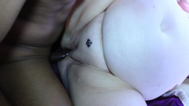 Негр трахнул толстуху с огромным животом при её муже и спустил сперму бабе в рот