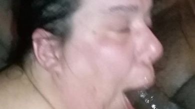 Пока муж в командировке жирная баба отсасывает у негра соседа