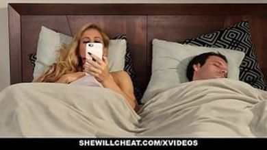 Муж смотрит как негр трахает его жену огромным хером