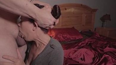 Курьер трахнул в рот зрелую тетку и кончил на лицо