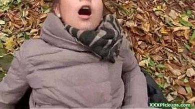 Парень выебал членом и пальцами девушку на скамейке в парке