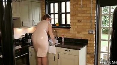 Сиськастая мамаша в латексе позирует перед камерой приёмного сына