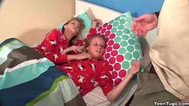 Две сестры ублажают приёмного папашу мастурбацией члена