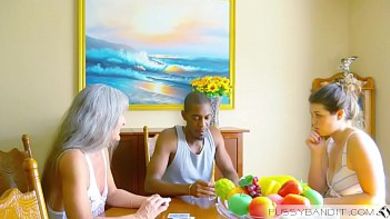 Сочная задница молодой латиноамериканки была грубо трахнута большим темнокожим хером после семейной игры в карты