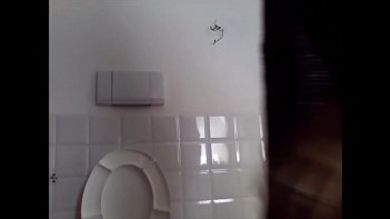 Сексуальная девушка писает и спускает мочу где попало наслаждаясь процессом