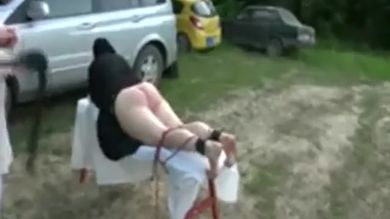 Жопастую русскую переодели в арабку и публично выпороли плёткой и прутом