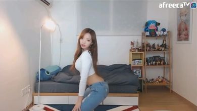 Симпатичная японка, танцуя на камеру, виляет крепкой попой и приличными буферами