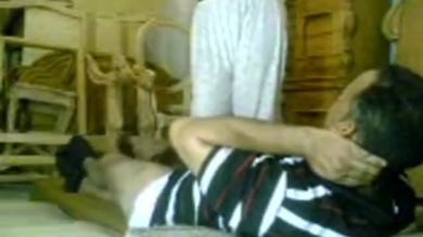 Зрелый мужик усаживает на член молодую болтливую арабку и кайфует от её манды