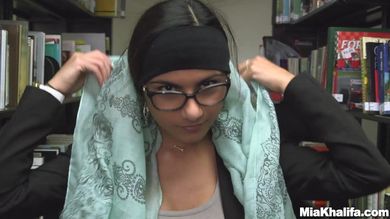 Мусульманка без стыда и совести показывает оператору эротическое шоу в библиотеке