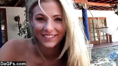 Красивая телка отсосала парню во дворе который ее потом выебал и кончил на всю шрудь