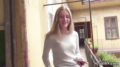 Помог незнакомке найти нужный адрес и член в очень горячую пизду