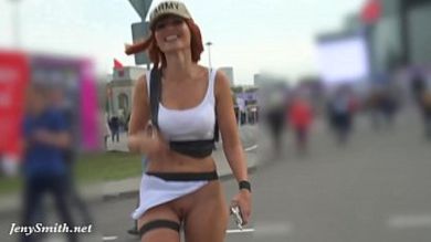 Юная эксгибиционистка демонстрирует свое тело окружающим при любом удобном случае