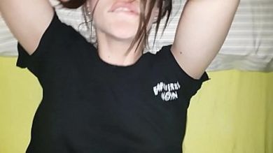 Пацан снял на телефон как пьяная тёлка кончает со сквиртом от мастурбации и траха в письку