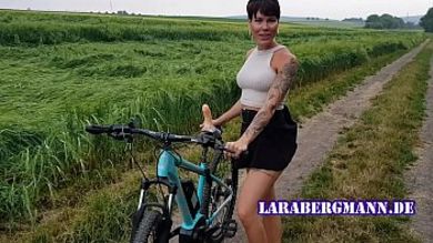 Черноволосая блондинка получает удовольствие от самотыка на велосипеде