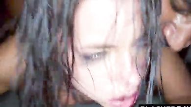 Негр с другом устроил своей девушке нимфоманке двойное проникновение и довёл её до сквирта