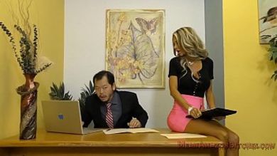 Длинноногая начальница заставила азиата делать ей куни и лизать ноги и задницу