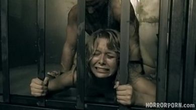 Ужасный монстр в камере жестоко изнасиловал бедную пленницу в писю