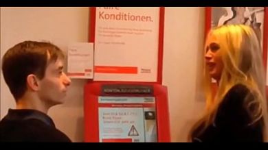 После колледжа пацан оттрахал в вагину высокую мамашу своего друга