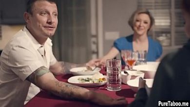 Девушка приехала к дальним родственникам и попала на семейную групповуху