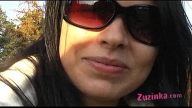 Чернявая телка показывает парню голую пизду в знак будущим интимных отношений