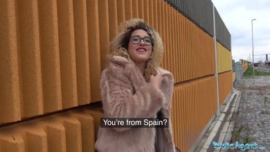 Кудрявая туристка взяла за щеку за деньги и поеблась в письку просто на улице