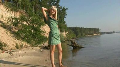 Молоденькая украинка голая играет на берегу озера и смело показывает свою письку и титьки