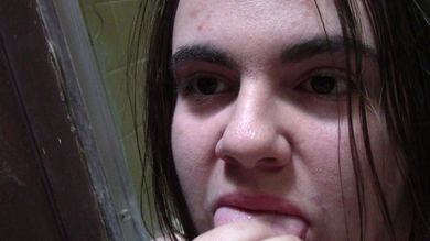 Пухленькая тёлка крупным планом показала свою губастую мохнатку и попробовала её на вкус