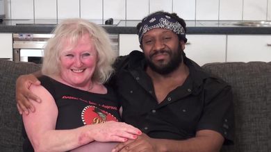 Негр жестко отимел жирную бабку и дал ей пососать свой большой писюн