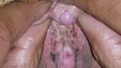 Негр пальцами до сквирта оттрахал белую бабу в грязную небритую пизду