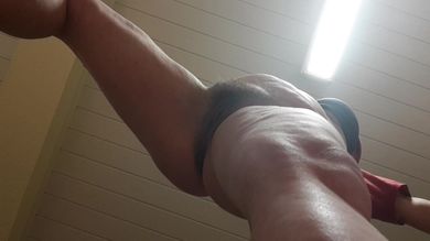 Мужик присунул милфе домохозяйке и снял крупным планом её небритую пилотку