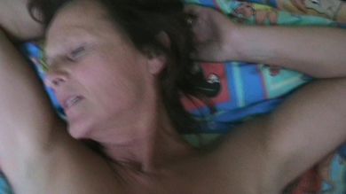 Мужик отлизал бабке домохозяйке и присунул ей в волосатую пилотку