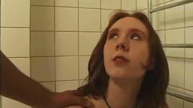 Молодая жена в туалете сосёт хуи друзей мужа и принимает их сперму и мочу