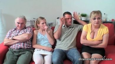 Семья устроила групповой секс на диване