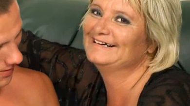 Толстая старуха с волосатой пиздой сосет хер парня и дает в вагину