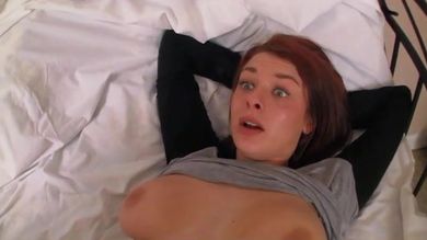 Отец вдул няшной дочке в бритую пилотку рядом с её спящей подругой