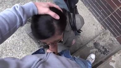 Студент на улице поимел зрелую учительницу в рот и киску и кончил ей на очки