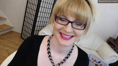 Баба с большими обвисшими сиськами участвует в откровенной фотосессии