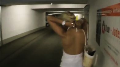 Взрослая блондинка не против попосать хуй  поебаться за деньги на парковке