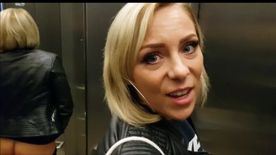 Красивая блондинка в лифте ебется с парнем и сосет его большой член