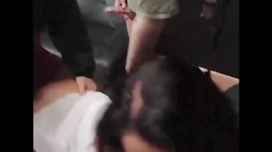 МЖМ вечеринка с классной телкой на хате с окончанием прямо ей в рот