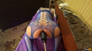 Кучерявый транс раком принял в раздолбаный пердак огромный дилдо секс машины