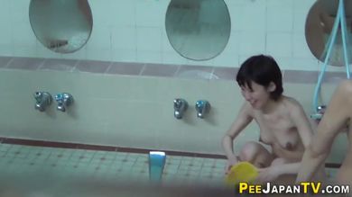 Студентки азиатки в душевой моются и писают перед скрытой камерой